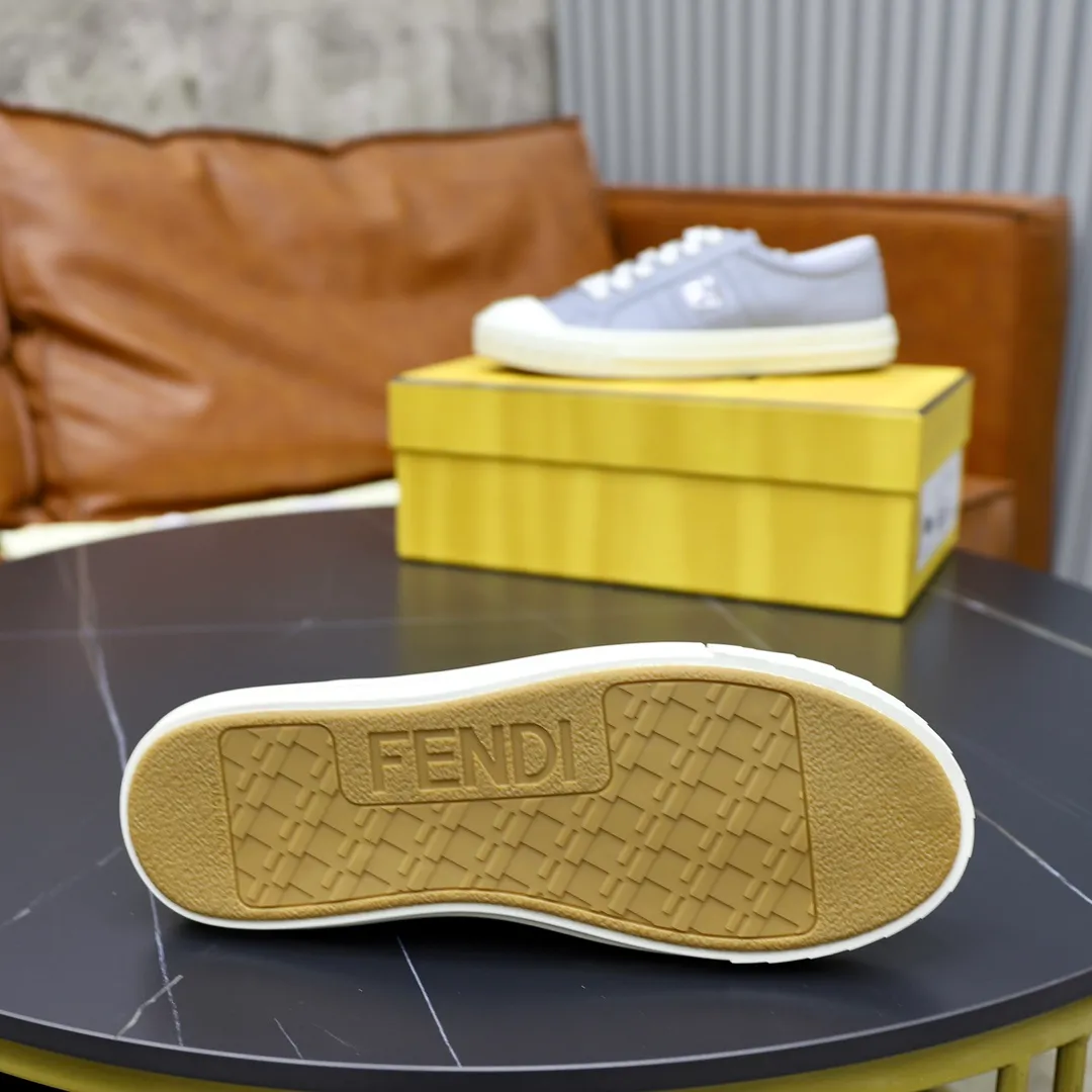 Factory price: 580💰Original order (couple model) Brand: FENDI Fendi🙅‍♂️🙅‍♂️🙅‍♂️ Size: Female 35–40, Male 39-44 (45 can be customized) Grade: Official website genuine Material: Imported original cowhide upper Original comfortable lining TPU wear-resistant lightweight outsole Style category: Loafers New trendy shoes color: actual picture color